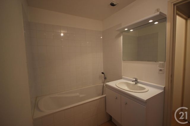 Studio à louer - 1 pièce - 38 m2 - RIOM - 63 - AUVERGNE Studio à louer - 1 pièce - 38 m2 - RIOM - 63 - AUVERGNE